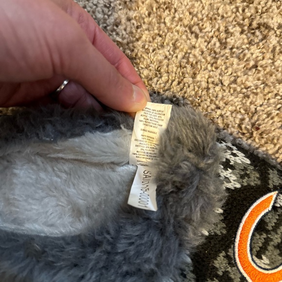 CHICAGO CUBS Fuzzy Slippers - Picture 10 of 11